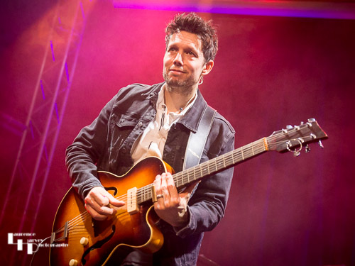 Aynsley Lister on vocals & guitar