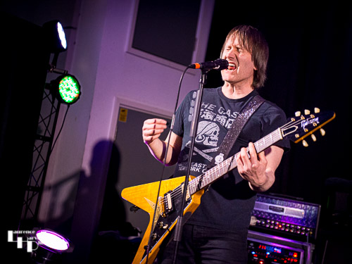 Tim Wheeler on vocals & guitar