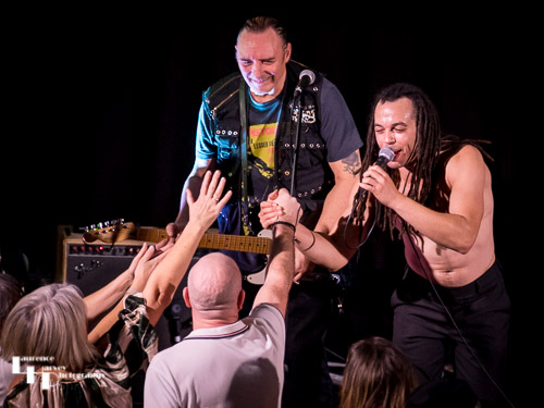 Ranking Jnr on vocals & Neil Etheridge on guitar