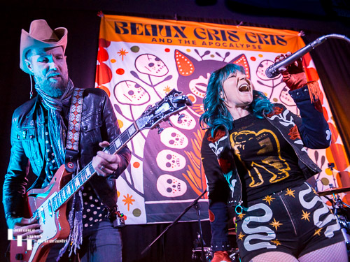 Greta Valenti on vocals, Robin Davey on guitar