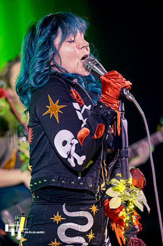 Greta Valenti on vocals