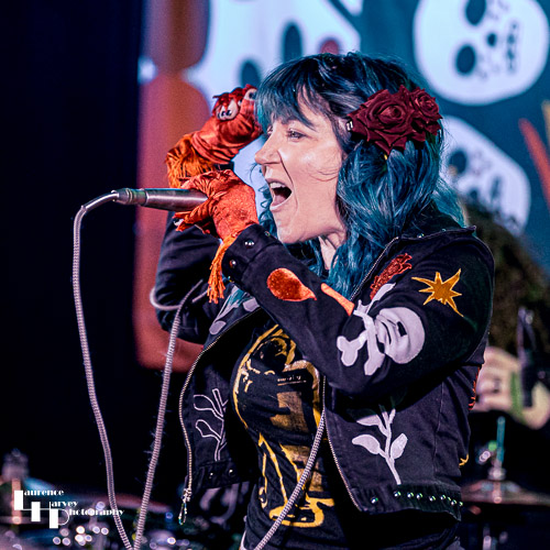 Greta Valenti on vocals