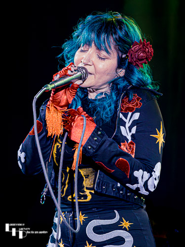 Greta Valenti on vocals