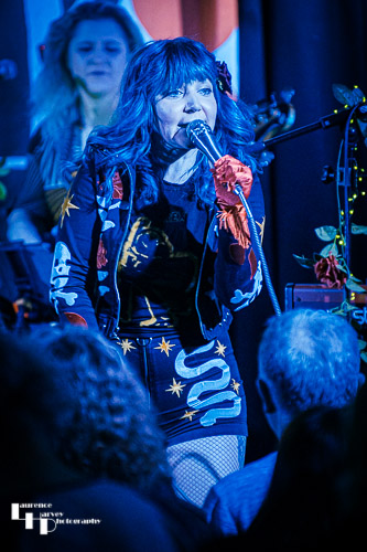 Greta Valenti on vocals