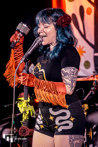 Greta Valenti on vocals