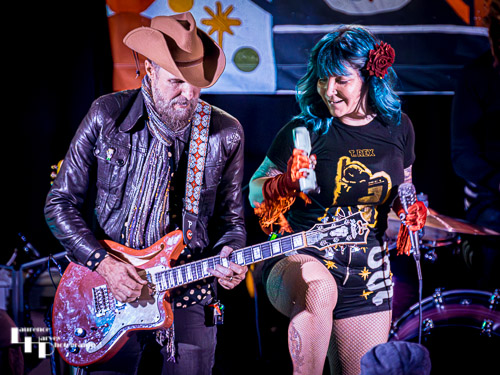 Greta Valenti on vocals, Robin Davey on guitar