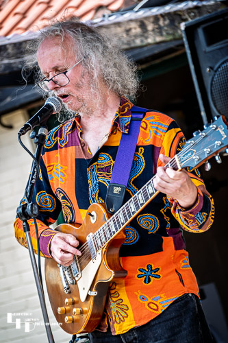 Andy Broad on vocals & guitar