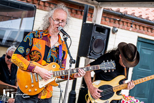 Andy Broad on vocals & guitar