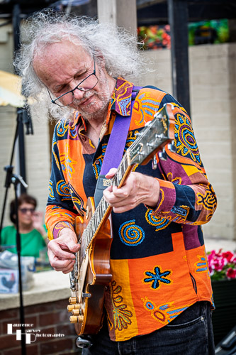 Andy Broad on vocals & guitar
