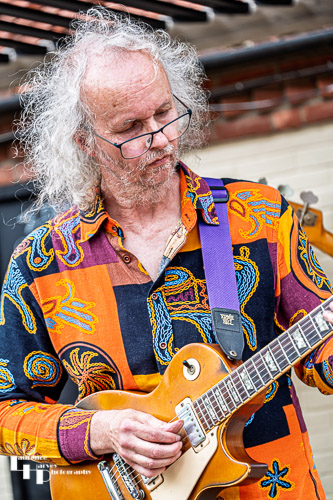 Andy Broad on vocals & guitar