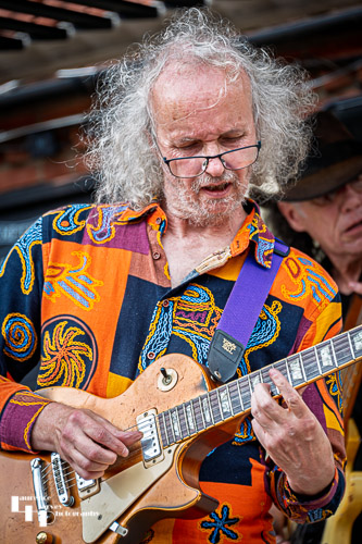 Andy Broad on vocals & guitar