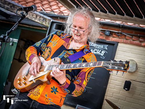 Andy Broad on vocals & guitar