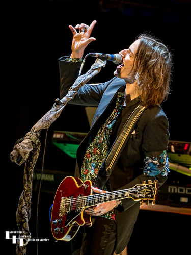 Neil Murdoch on guitar & vocals