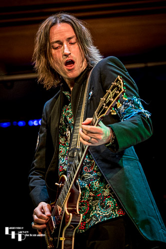 Neil Murdoch on guitar & vocals