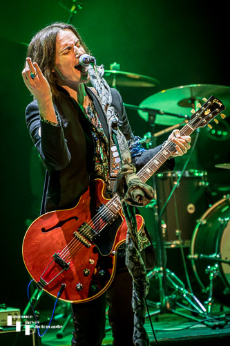 Neil Murdoch on guitar & vocals