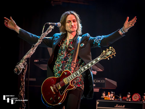 Neil Murdoch on guitar & vocals