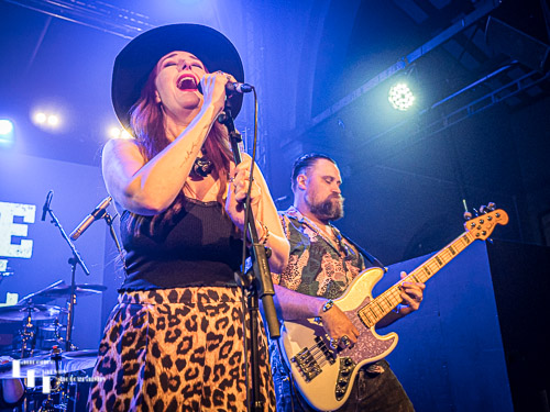 Lindsey Bonnick on vocals, Billy Dedman on bass