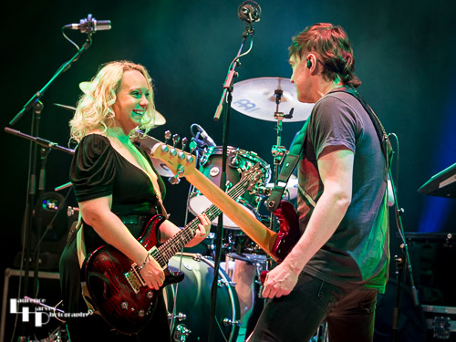 Chantel McGregor on vocals & guitar, Colin Sutton on bass