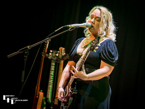 Chantel McGregor on vocals & guitar