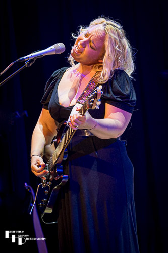 Chantel McGregor on vocals & guitar