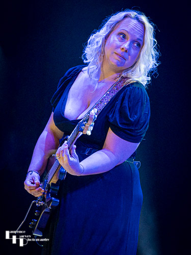 Chantel McGregor on vocals & guitar