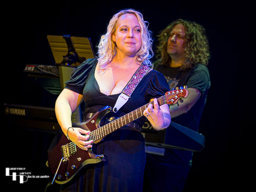 Chantel McGregor on vocals & guitar