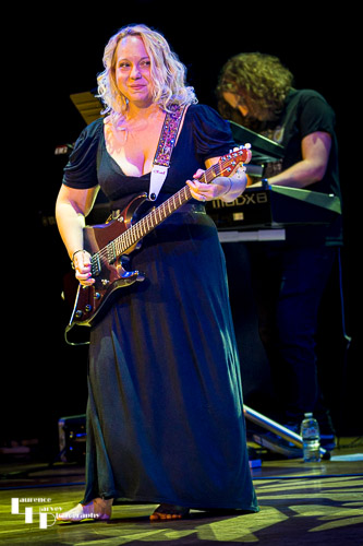 Chantel McGregor on vocals & guitar