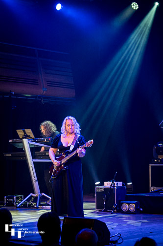 Chantel McGregor on vocals & guitar