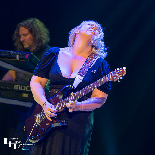 Chantel McGregor on vocals & guitar