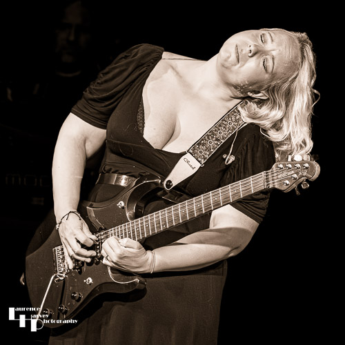 Chantel McGregor on vocals & guitar