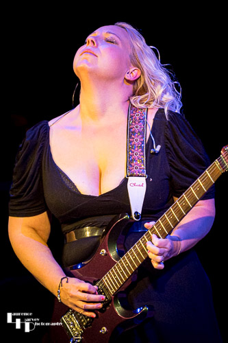 Chantel McGregor on vocals & guitar