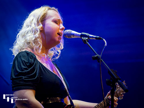 Chantel McGregor on vocals & guitar