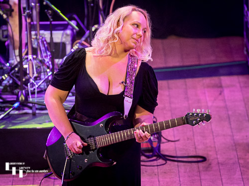 Chantel McGregor on vocals & guitar