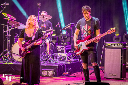 Chantel McGregor on vocals & guitar, Colin Sutton on bass