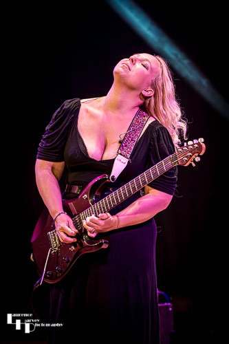 Chantel McGregor on vocals & guitar