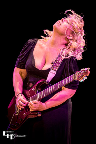 Chantel McGregor on vocals & guitar
