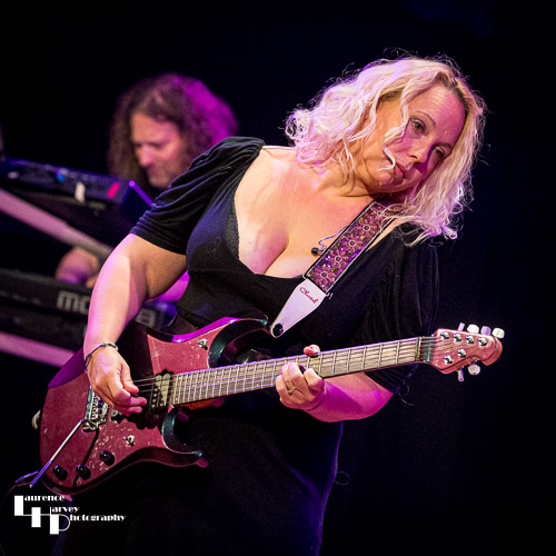 Chantel McGregor on vocals & guitar