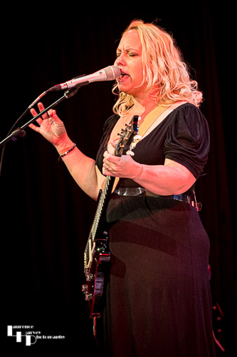 Chantel McGregor on vocals & guitar
