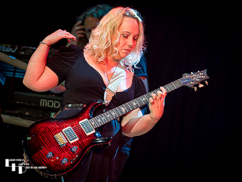 Chantel McGregor on vocals & guitar