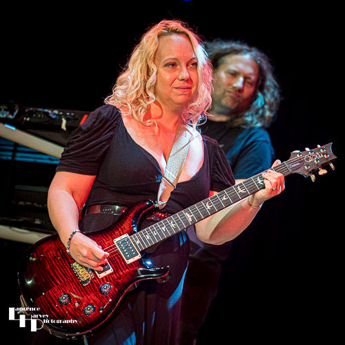 Chantel McGregor on vocals & guitar, Jamie Brooks on keys