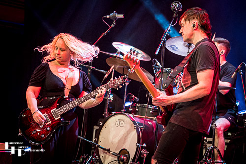 Chantel McGregor on vocals & guitar, Colin Sutton on bass