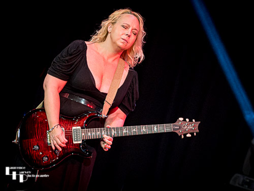 Chantel McGregor on vocals & guitar