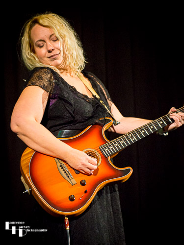 Chantel McGregor on vocals & guitar