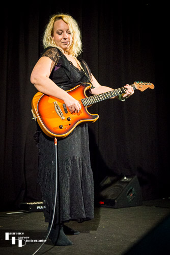 Chantel McGregor on vocals & guitar