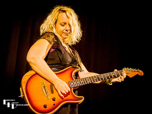 Chantel McGregor on vocals & guitar