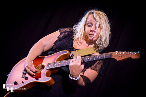Chantel McGregor on vocals & guitar