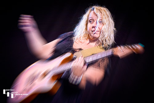 Chantel McGregor on vocals & guitar