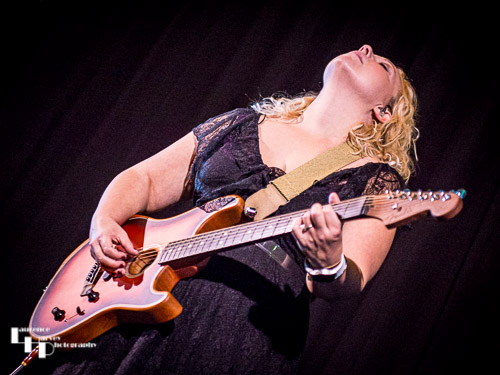 Chantel McGregor on vocals & guitar