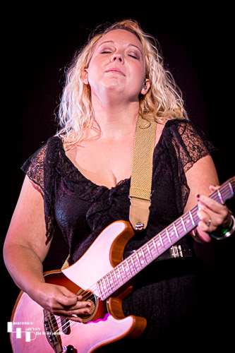 Chantel McGregor on vocals & guitar