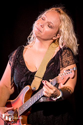 Chantel McGregor on vocals & guitar